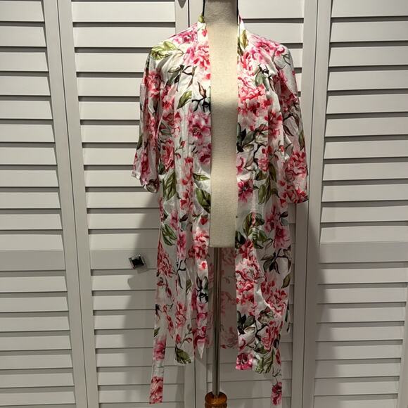 Show me your MuMu NWOT Floral Robe with belt in 100% Polyester. - Picture 3 of 6